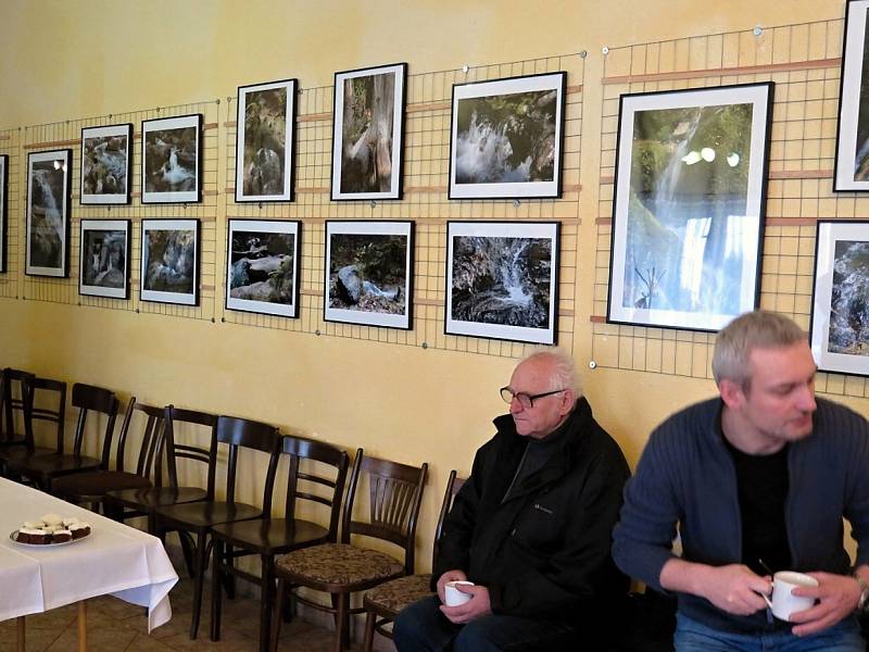 Vernisáž výstavy havířovského fotografa Josefa Talaše Voda a kámen. 