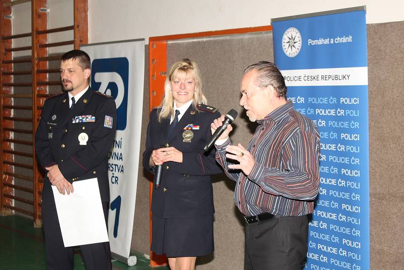 Žáci ZŠ Školní v Havířově-Šumbarku vyhráli třetí místo v národní soutěži Policie ČR s dopravní tématikou. Za odměnu jim zazpívali Maxim Turbulenc.