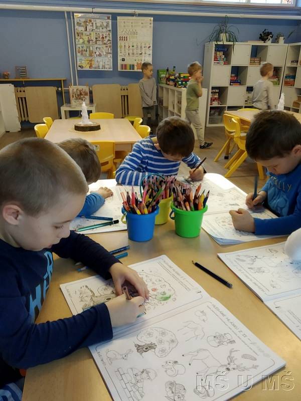 Děti dostaly za úkol nakreslit, jak si představují jejich školní zahrádku.