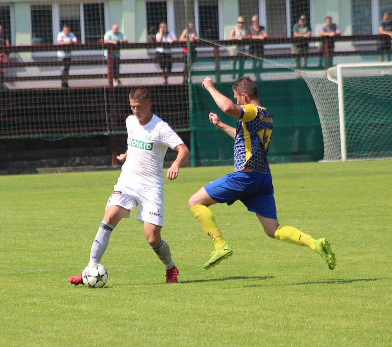 Šlágr úvodního jarního kola divize F se hrál v Karviné. Domácí mladíci (v bílém) podlehli v derby Bohumínu 1:2.