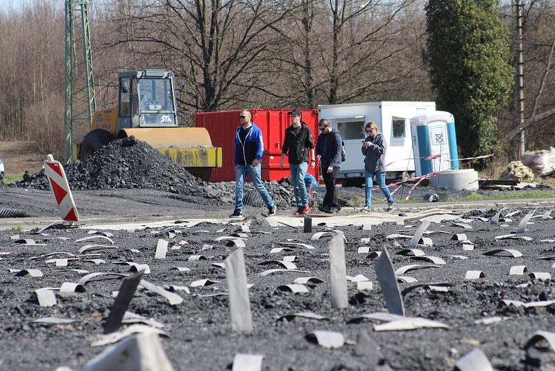 V Karviné u Darkovského mostu pokračovaly práce na stavbě obchvatu i druhou dubnovou sobotu.