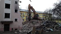 V Karviné-Novém Městě začaly demolice dalších asi 60 vchodů. Byty byly zdevastované po nepřizpůsobivých nájemnících a jejich majitel - spol. Residomo - se domy rozhodl strhnout.