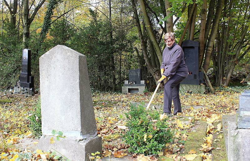 Členové spolku Olza Pro a dobrovolníci před Svátkem zemřelých zorganizovai další úklid starého evangelického kostela v původní Karviné. O toto pietní místo se starají už čtyři roky.