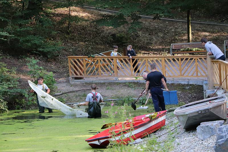 Orlovská radnice by v místním odpočinkovém lesoparku měla ráda i čistý rybníček. Už roky zde ale prohrává boj s rostlinkou okřehek, která se roztahuje po vodní ploše.