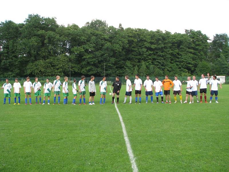 Přípravné přátelské utkání mezi mladším dorostem MFK Havířov a A týmem hokejového AZ Havířov. 