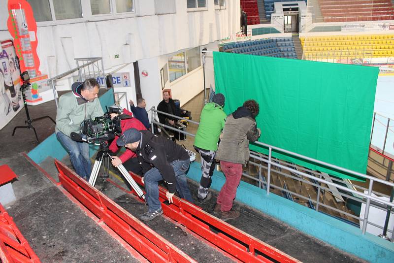 Autoři seriálu Lajna při natáčení na zimním stadionu v Havířově.