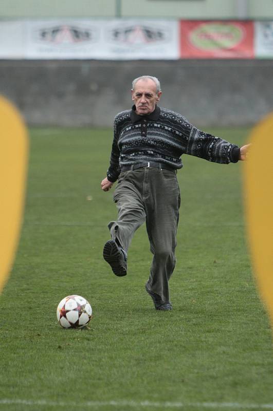 Karvinští fotbalisté (v bílém) porazili Ústí nad Labem.