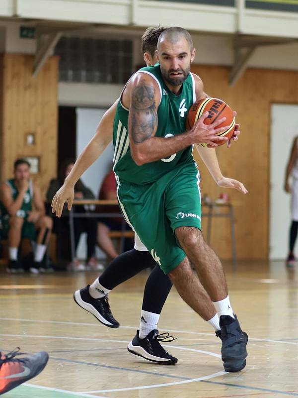 Basketbalisté Karviné (v zeleném) zdolali VŠB Ostrava a skončili na Emil Cupu druzí.