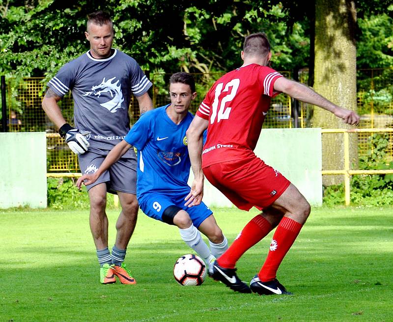 Českotěšínští fotbalisté si zahráli fotbálek s třineckými hokejisty.