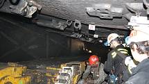 Pracující horníky i drahé zařízení chrání mohutné výztuže. Po jejich posunutí se za nimi vše bortí. 