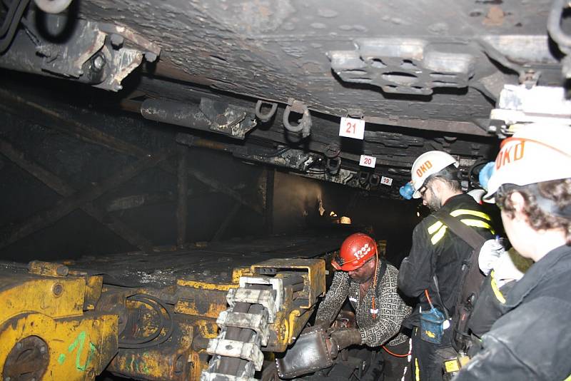 Pracující horníky i drahé zařízení chrání mohutné výztuže. Po jejich posunutí se za nimi vše bortí. 
