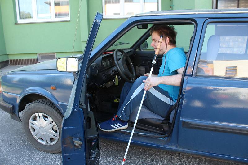 Nevidomý Pavel Vlček si „prohlíží“ auto, které mu přivezli na ukázku.