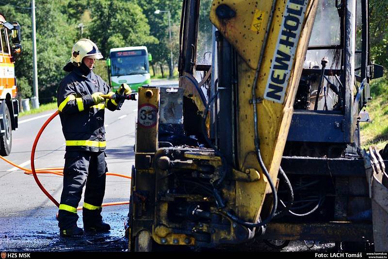 Několik desítek minut bojovali hasiči na silnici mezi Rychvaldem a Orlovou s požárem traktorbagru, který zapálil i okolo rostoucí tůje.