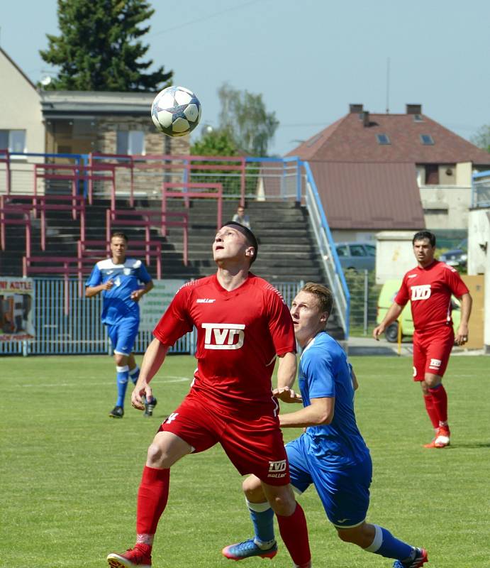 Havířovští fotbalisté (v modrém) si poradili se Slavičínem.