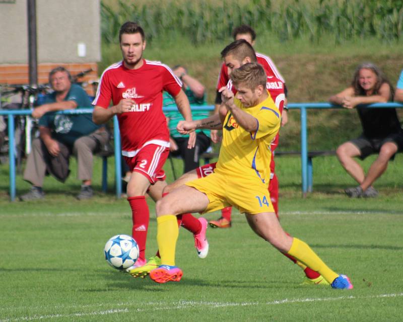 Věřňovice (v červeném) si v derby poradily s Dolní Lutyní.