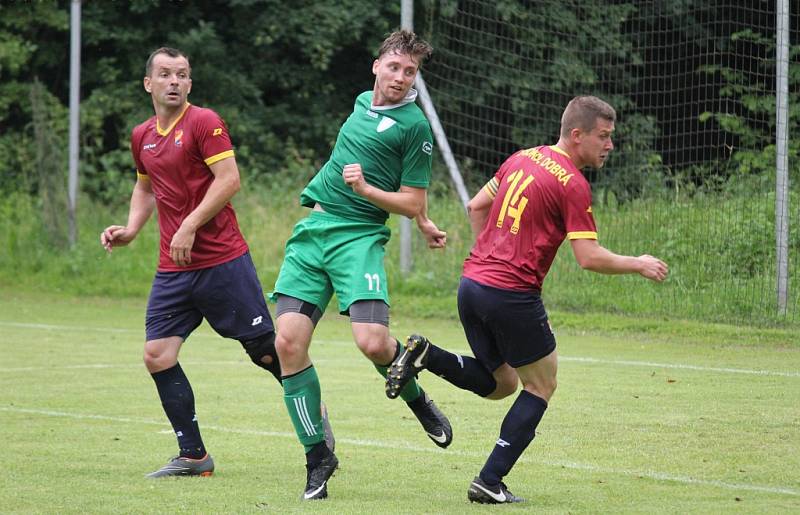 Fotbalisté Datyní (v zeleném) vyhrály nad Dobrou a mohli začít slavit postup do krajského přeboru.