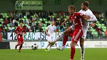 Fotbalisté Karviné (v bílém) prohráli doma se Sigmou 3:5.