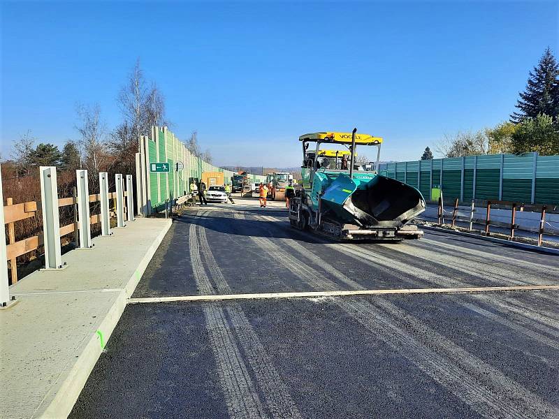 Po zimní pauze bude pokračovat loni zahájená rekonstrukce mostů silnice I/48 v Českém Těšíně. Kompletní oprava mostních objektů na obchvatu města opět startuje od pondělí 29. března 2021.