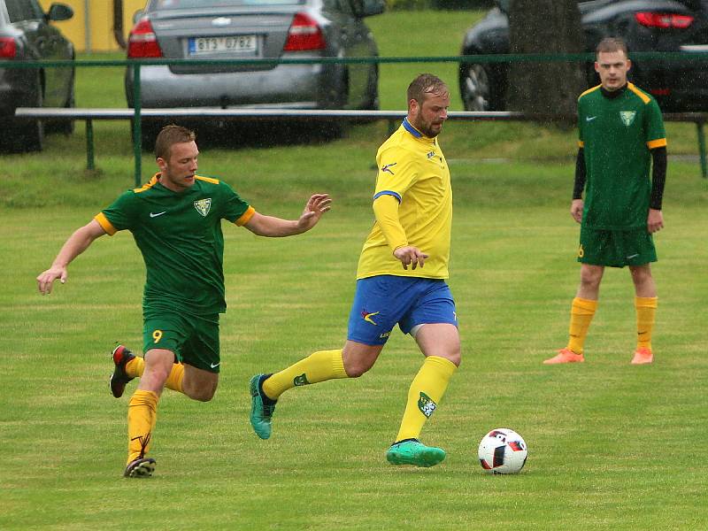 Stonava (žluté dresy) porazila Datyně 2:0.