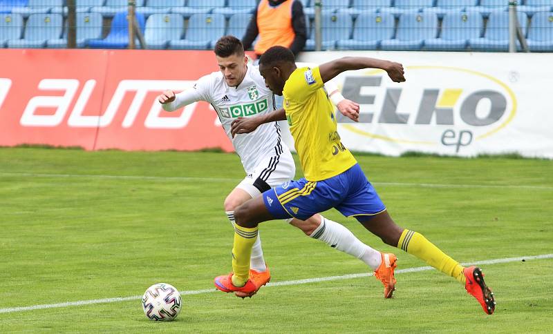 Fotbalisté Karviné (v bílém) vyhráli v nedělním utkání 25. ligového kola ve Zlíně pod novým trenérem Jozefem Weberem 2:1.