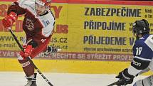 Hokejisté Havířova (v bílém) zvládli i čtvrté derby s Frýdkem-Místkem.