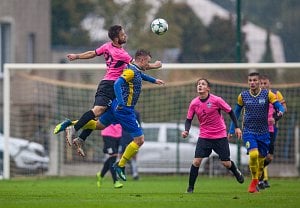 Divizní derby Bohumín - Havířov (v růžovém).