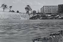 Karviná-Mizerov. Historická fotografie a pohled na vodní nádrž zvanou Pískovna někdy na přelomu 60.  70. let minulého století.