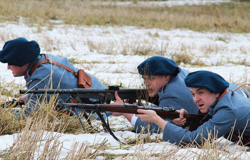 100 let od tzv. Sedmidenní války mezi Českem a Polskem o slezské území připomněla v sobotu odpoledne rekonstrukce válečné bitvy, která se konala v polském Skočově za účasti polských i českých vojensko-historických skupin.