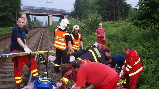 Se zlomeným žebrem a otevřenou zlomeninou nohy skončila v nemocnici devětatřicetiletá žena, kterou v sobotu večer krátce po 19. hodině zranil vlak v Chotěbuzi nedaleko Rybího domu.