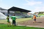 Stavba nového fotbalového stadionu v Karviné finišuje. Kromě dokončovacích prací vně i před areálem dělníci pokládají nový trávník na hřiště. 