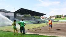 Stavba nového fotbalového stadionu v Karviné finišuje. Kromě dokončovacích prací vně i před areálem dělníci pokládají nový trávník na hřiště. 