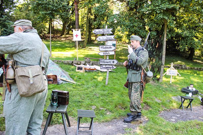 Návštěvníci si na vlastní kůži vyzkoušeli i historické zbraně, vojenská auta či speciality z polní kuchyně.