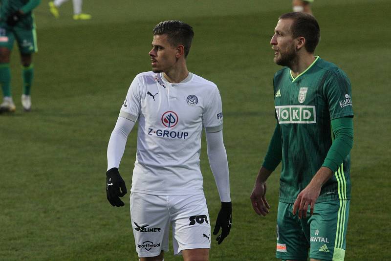 Fotbalisté Karviné (v zeleném) prohráli v úvodním jarním ligovém kole na Slovácku 0:2.