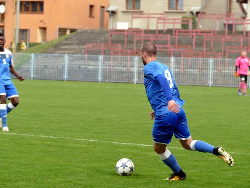 Havířovští fotbalisté (v modrém) přehráli Frýdlant jasně 3:0.