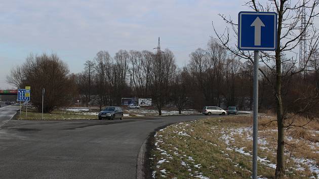 Dopravní značky na Ostravské ulici v Havířově někdo umístil v rozporu se zákonem. Značka Jednosměrný provoz vede auta do obousměrného úseku, kde hrozí čelní srážka.