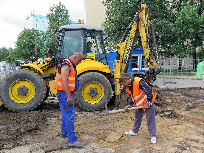 Stavba chodníku s cyklostezkou podél Dlouhé třídy v Havířově-Podlesí.