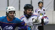 Hokejbalisté Karviné (v bílém) se za výkon proti favorizovanému Ústí určitě nemusejí stydět.