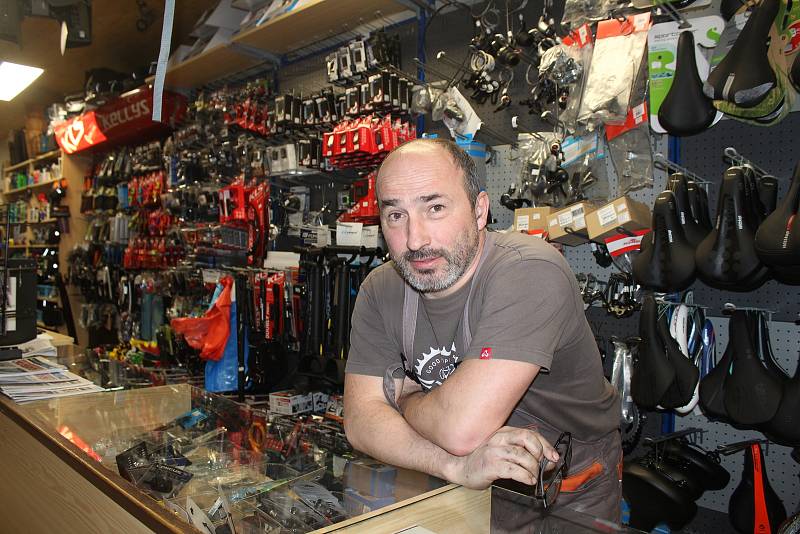Petřvald. Tomáš Šeda, bývalý cyklistický závodník, dnes majitel obchodu s cyklopotřebami.