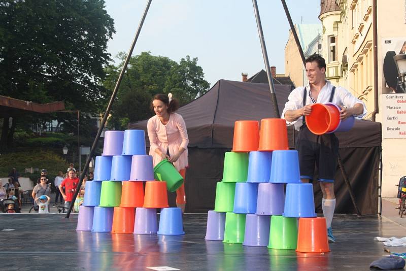 Představení akrobatické skupiny Cirk La Putyka na mostě Družby v Českém Těšíně jako vyvrcholení mezinárodního divadelního festivalu pro děti Bez hranic. 