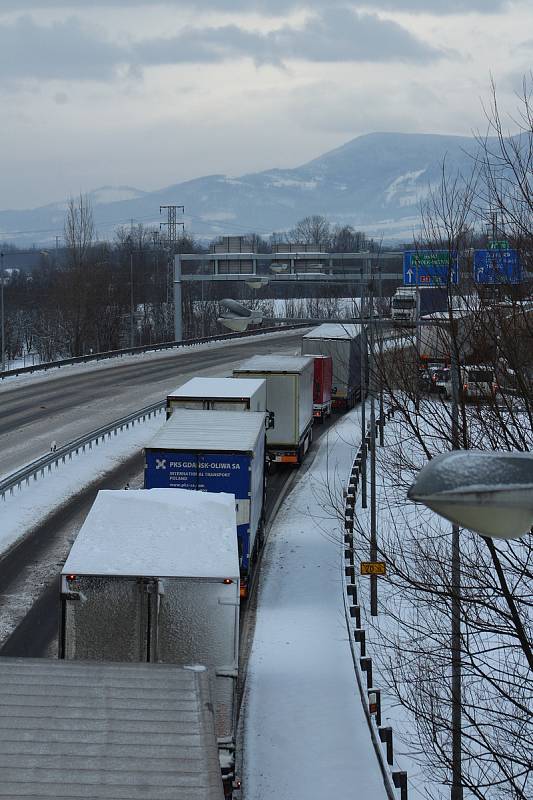 Přívaly sněhu na silnicích a dálnici D 48 u Českého Těšína způsobily komplikace v dopravě. Některé kamiony v kopci uvízly. Kvůli nehodě byl ucpaný a špatně průjezdný také sjezd z obchvatu města směrem na Třinec a Slovensko.