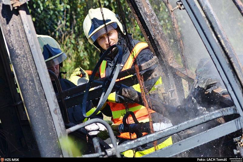 Několik desítek minut bojovali hasiči na silnici mezi Rychvaldem a Orlovou s požárem traktorbagru, který zapálil i okolo rostoucí tůje.