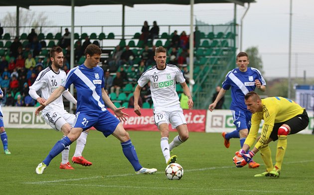 Derby mezi Karvinou a Frýdkem-Místkem (v modrém) přineslo jediný gól.