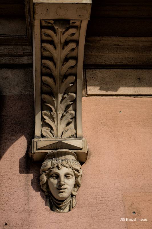 Fotoprocházka za českotěšínskou historickou architekturou, která pamatuje dějiny.