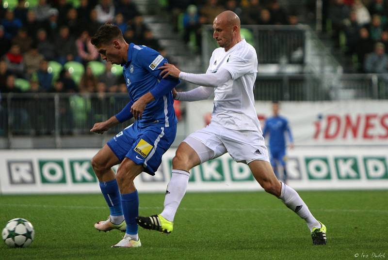 Karvinští fotbalisté (v bílém) vydřeli doma bod proti Liberci.