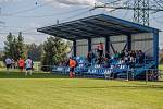 Petrovické derby v I.B třídě pro sebe získali fotbalisté Interu (v bílém), kteří vyhráli u kolegů ze Závady 2:1.