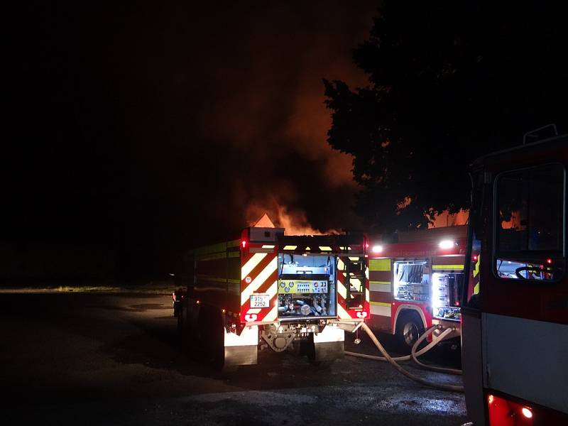 Sedm jednotek hasičů zasahovalo od sobotního večera do nedělního rána u požáru zemědělského skladu v Dolní Lutyni.