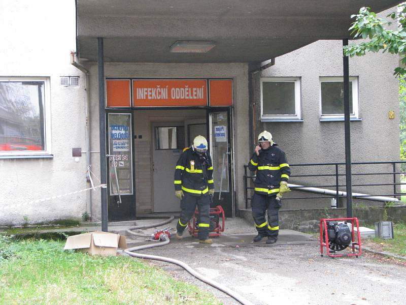 Cvičení policejního komanda a hasičů v havířovské nemocnici. 