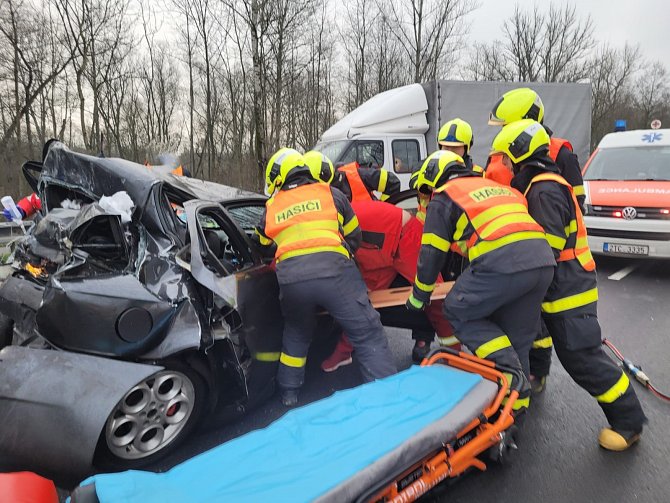 Srážka osobního a dodávkového vozidla v Karviné-Loukách.