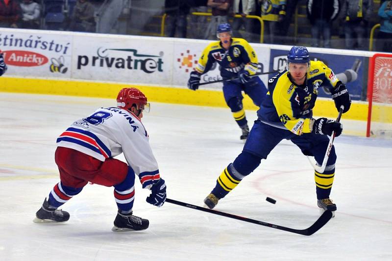 Karvinští hokejisté (v bílém) prohráli na ledě Přerova 1:4.