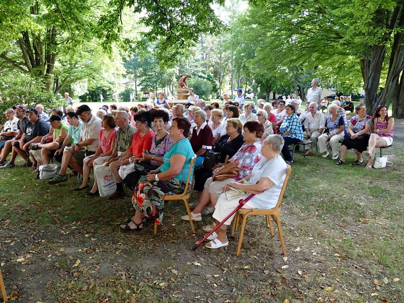 Skvělá muzika, krásné slunečné počasí a početná návštěva. Tak vypadal, nedělní promenádní koncert pod širým nebem za Kulturním domem Radost v Havířově.